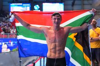 Coetzé stuns Olympic champion to clinch world champs gold in African record time