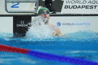 Smith breaks world junior record en route to breaststroke final with teammate Houlie